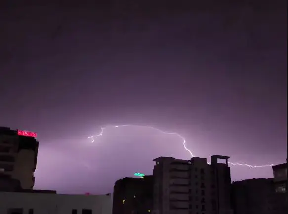 سنڌ جي ڪجهه ضلعن ۾ مٽيءَ جي طوفانن ۽ گجگوڙ سان برسات جو امڪان